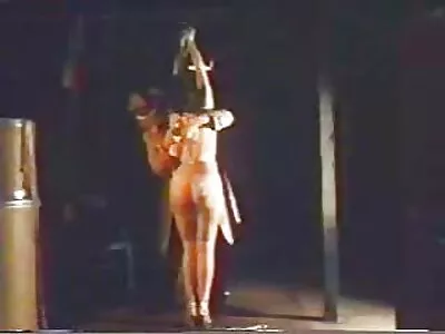 குறைபாடற்ற குஞ்சு வெய்னரை நக்குகிறது