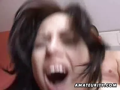 அவளது காதலன் பதிவு செய்யும் போது ஒரு பொன்னிறம் நிர்வாணமாகிறது