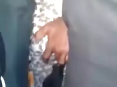 ஒரு மெலிதான தேன் பொன்னிறம் அவளது குண்டில் பாரிய பொம்மைகளைப் பெறுகிறது