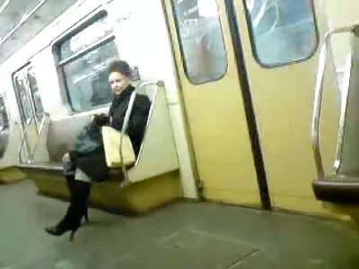 எனவே அழகான அழகி மனைவி பெற்றோர்கள் வெளியேறும்போது ஒரு நரகத்தை உருவாக்குகிறாள், அனுபவிக்கவும்