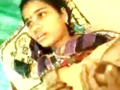 எனவே அழகான அழகி மில்ஃப் மனைவி மிஷனரி பாணியில், நாய்க்குட்டி நிற்கிறாள்