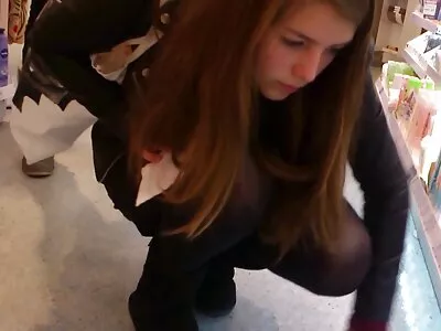 ஒரு அழகி அவளது கிண்டலை கிண்டல் செய்கிறாள்