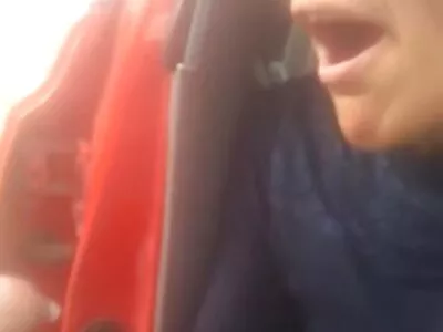 வெளிர் பொன்னிறம் வேடிக்கையாக உள்ளது