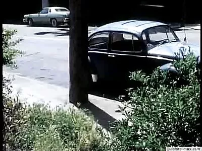 மேலாடையற்ற பெண் சுயஇன்பம் செய்கிறாள்