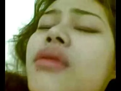 குஞ்சு அவளது உதடுகள் தேய்க்கிறது