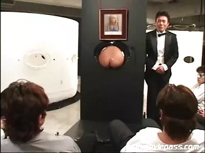 சூடான வேசி ஒரு நண்பனின் கின்கி சகோதரனை புணர்கிறாள்