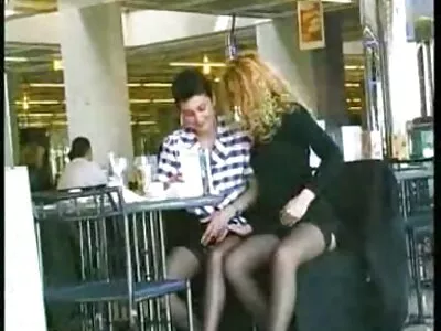 பெண் இழுத்துச் சாப்பிடுகிறாள்