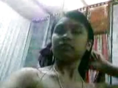 அழகான பதின்ம வயதினருக்கு அவளது இறுக்கமான முறுக்கு ஏற்பட்டது