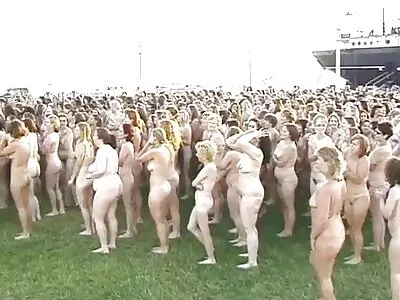 கருமையான கூந்தல் குழந்தை டில்டோவுடன் சுயஇன்பம் செய்கிறது