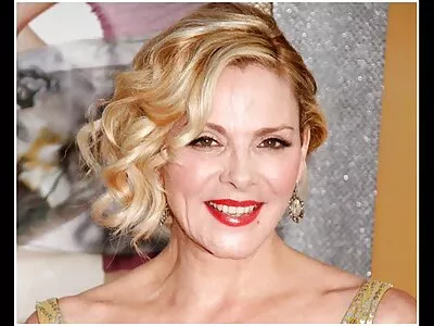 ஒரு குஞ்சு தன் கழுதையில் ஒரு டில்டோவை ஒட்டிக்கொண்டது