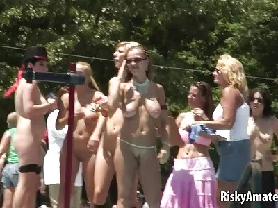 பஸ்டி பெண் தன் புண்ணுடன் விளையாடுகிறாள்