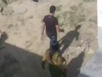 அவளது காதலனால் தூண்டப்பட்ட சிறிய நடுக்கங்களுடன் மெலிந்த குழந்தை