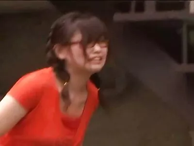 இளஞ்சிவப்பு நிறத்தில் அழகி அழகா தன் கால்களையும் விரல்களையும் விரித்தாள்