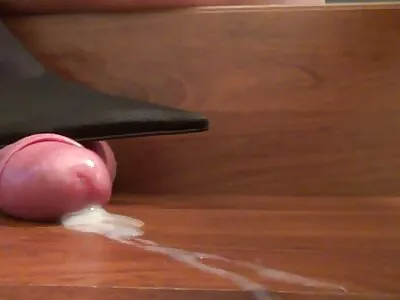 ஒரு வெளிறிய அழகி இரண்டு சேவல்களுக்கு இடையில் பகிரப்படுகிறது