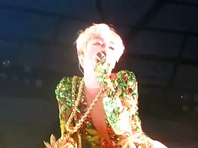 ஒரு பழுப்பு நிறப் பொன்னிறம் அவளது கைகளை அவளது குண்டிற்குள் பெறுகிறது