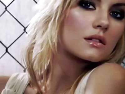 ஒல்லியான சேறு ஒரு சேவலை கையாளுகிறது