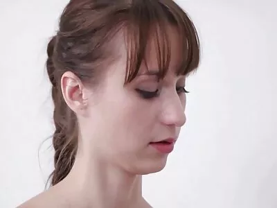 பேப் அவளது உதடுகளை திறந்து விரித்தாள்