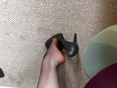 பெரிய கழுதை குட்டி அதை வேகமாக அசைக்கிறது