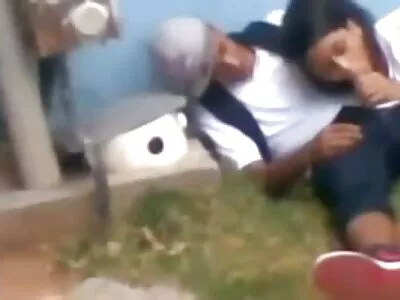 காமம் நிறைந்த கணவன், மனைவி மற்றும் பெண் நண்பர் ஆகியோரின் சூடான மரத்தாலான அமெச்சூர் வீடியோ, புனித ஃபக்