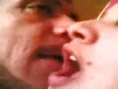 எனவே அழகான அழகி பெண்மணி தனது வெப்கேமில் இந்த சூடான ஸ்ட்ரிப்பிங்கை உருவாக்கி மகிழுங்கள்