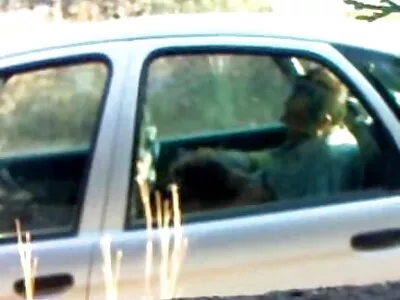 எனவே அழகான அழகி மனைவி தனது கணவரின் ஆணையைப் பின்பற்றி ஞாயிற்றுக்கிழமை காலை மெல்ல உறிஞ்சினார்