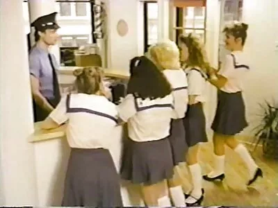 பஸ்டி பெண் ஒரு கவர்ச்சியான நடனம் செய்கிறாள்