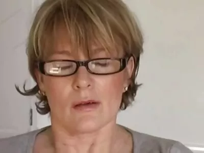 பஸ்டி அழகி அவளது கருப்பு டாப்பை கழற்றினாள்