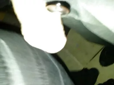 முகமூடி அணிந்த குழந்தை ஒரு கொழுத்த ஷ்லாங்கை உறிஞ்சுகிறது