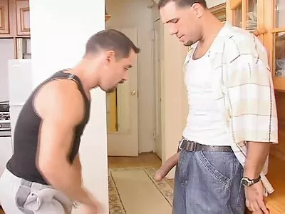 பந்து நக்குதல் மற்றும் கடினமாக குத்துதல்