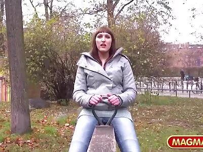 பொன்னிற மில்ஃப் இறுக்கமான ஸ்டாக்கிங்கில் தன்னைத் தானே விலக்கிக் கொள்கிறாள்