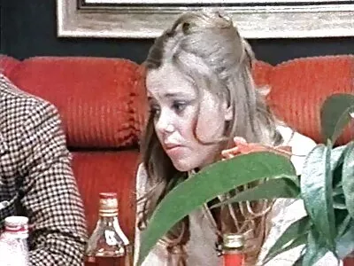 டீன் ஒரு பெரிய டில்டோவை உறிஞ்சுகிறது