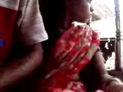 கருப்பு நிற பேபிடாலில் பொன்னிறம் பின்னால் இருந்து குத்தப்படுகிறது