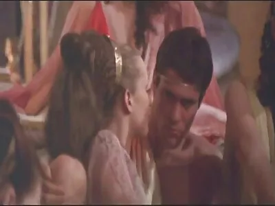 மெல்லிய குழந்தை அவளது குட்டையை துளையிடுகிறது, பின்னர் அது குத்தப்படுகிறது