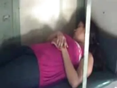 கூந்தல் சேவலுடன் ஹங்க் தனது GF ஐ நிரப்புகிறார்