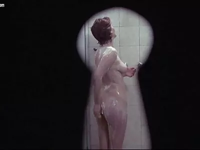 சுருண்ட கூந்தல் குழந்தை மொட்டையடித்த கம்பத்தை உறிஞ்சுகிறது