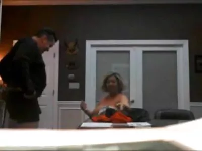 பொன்னிறம் படுக்கையில் ஆடிக்கொண்டிருக்கிறது