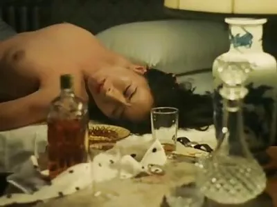 நீங்கள் அவளுடைய கவர்ச்சியான காலுறைகளை நேசிக்க வேண்டும்