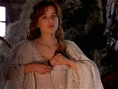 ஒரு பெரிய கழுதை கொண்ட பெண் உறிஞ்சும்