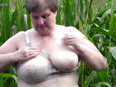 ஒரு சிவப்பு ஹேர்டு அழகா தனது ஆடைகளை கேமுக்காக கழற்றுகிறாள்