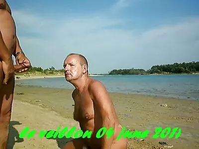 பதின்ம வயதினருக்கு அவளது புண்கள் நக்குகின்றன