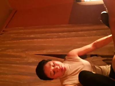 ஃபிட் பெண் தன் இறுக்கமான கழுதையை அசைக்கிறாள்