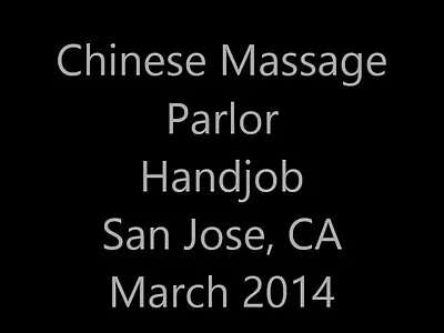 நேர்த்தியான அழகி அனைத்து வகையான பொம்மைகளுடன் விளையாடுகிறார்