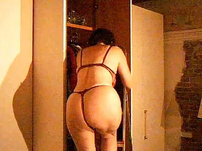 ஒரு சூடான பிம்போ ஒரு பெக்கரை கையாளுகிறது