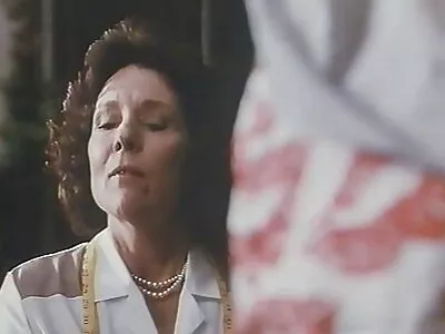 கிங்கி ஸ்லட் அவளது புண்ணை மசாஜ் செய்கிறாள்