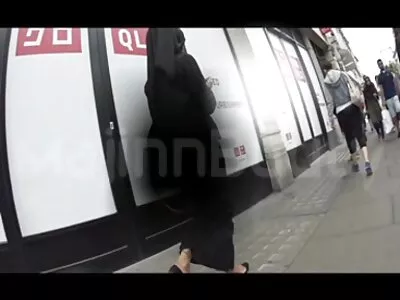 கடற்கரையில் புணரும் போது ஜோடி பதிவு செய்யப்படுகிறது