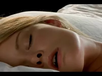 ஒரு கருப்பு உடையில் அழகி குத்தினார்