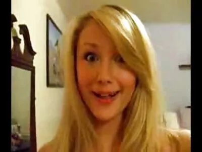 முழங்காலில் உறிஞ்சும் அழகான ஹாட்டி