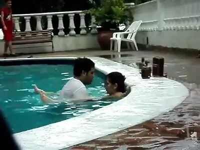 முத்து வெள்ளை பட் குத்தப்பட்ட டீன்