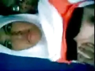 பதின்வயதினர் அவளது குண்டில் எதையும் எடுத்துக்கொள்கிறார்கள்