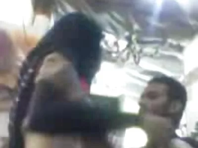 அதனால் அழகான பச்சை அழகி காதலி மெல்ல உறிஞ்சி சிரிக்கிறாள், வேடிக்கை!